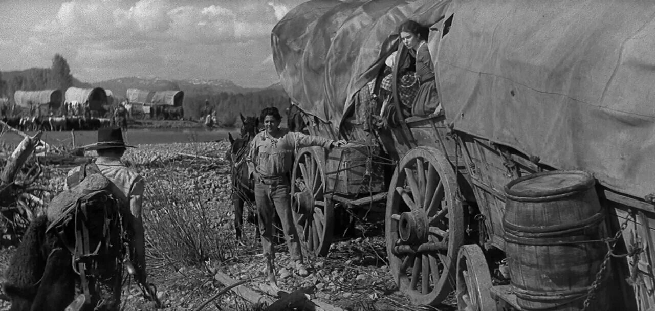 большая слежка. человек с биноклем. американский шпион. девушка с биноклем. парень с биноклем.