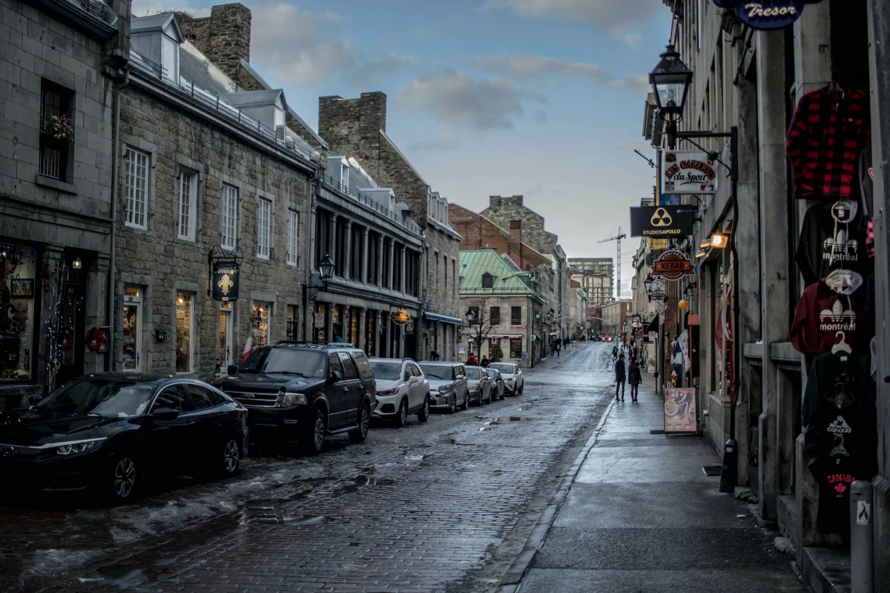 This old town. Дорога в городе. Монреаль улицы. Машины на улицах Монреаля. Исторический город дорога.