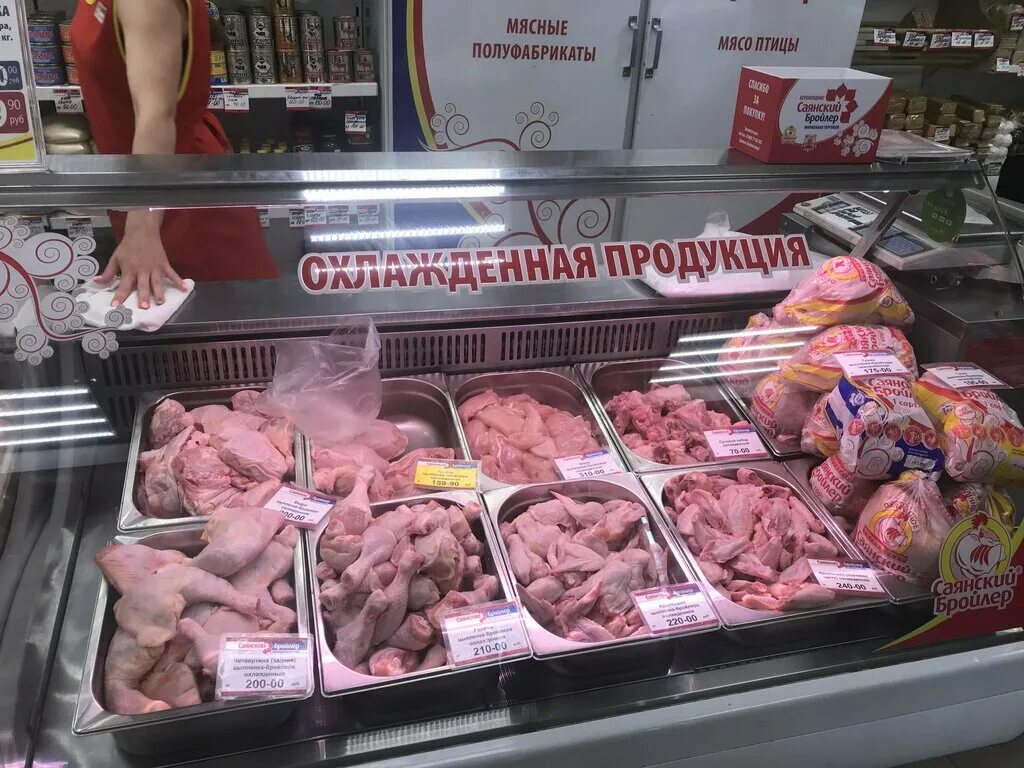 Саянский бройлер Иркутск. Выкладка куриной продукции. Витрина с куриной продукцией. Мясо птицы витрина.