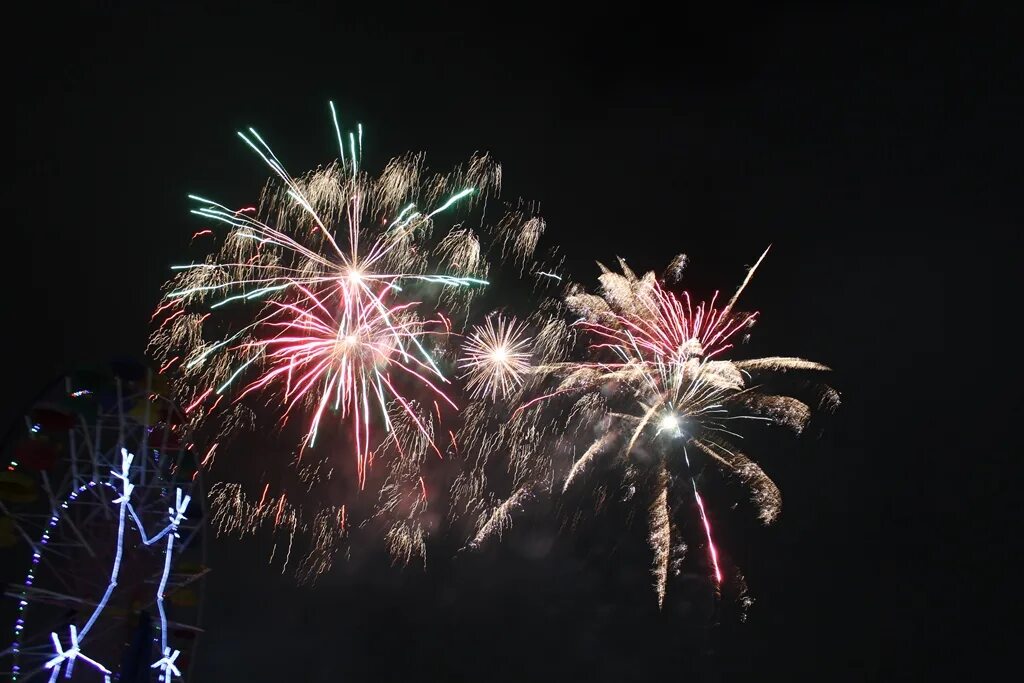 Салют нг. Салюта не будет. Где отменили салют на новый год. Фейерверк в городе. Новогодний фейерверк в архангельске.