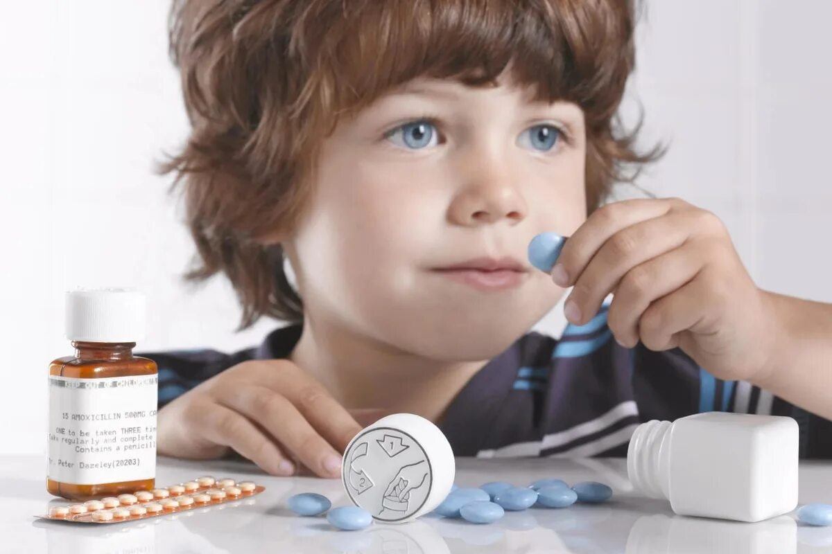Я сам лекарство. Лекарство для детей. Таблетки для детей. Антибиотики для детей. Отравление лекарственными препаратами.