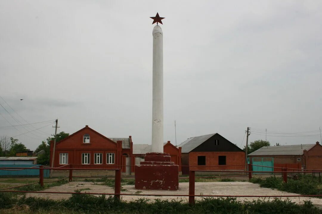 Самашки чеченская республика. Памятник Ачхой Мартан. Село Братское Чеченская Республика. Памятники в Ачхой Мартановском районе.