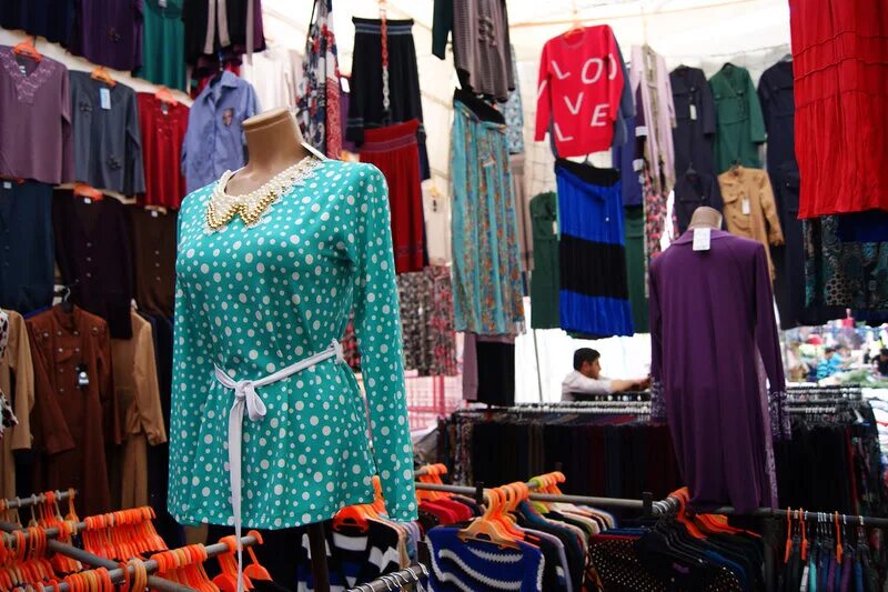 турецкие магазины одежды. турецкие базары одежды. турецкие платья на рынке. вещевой рынок лалели. турецкая одежда стамбул.