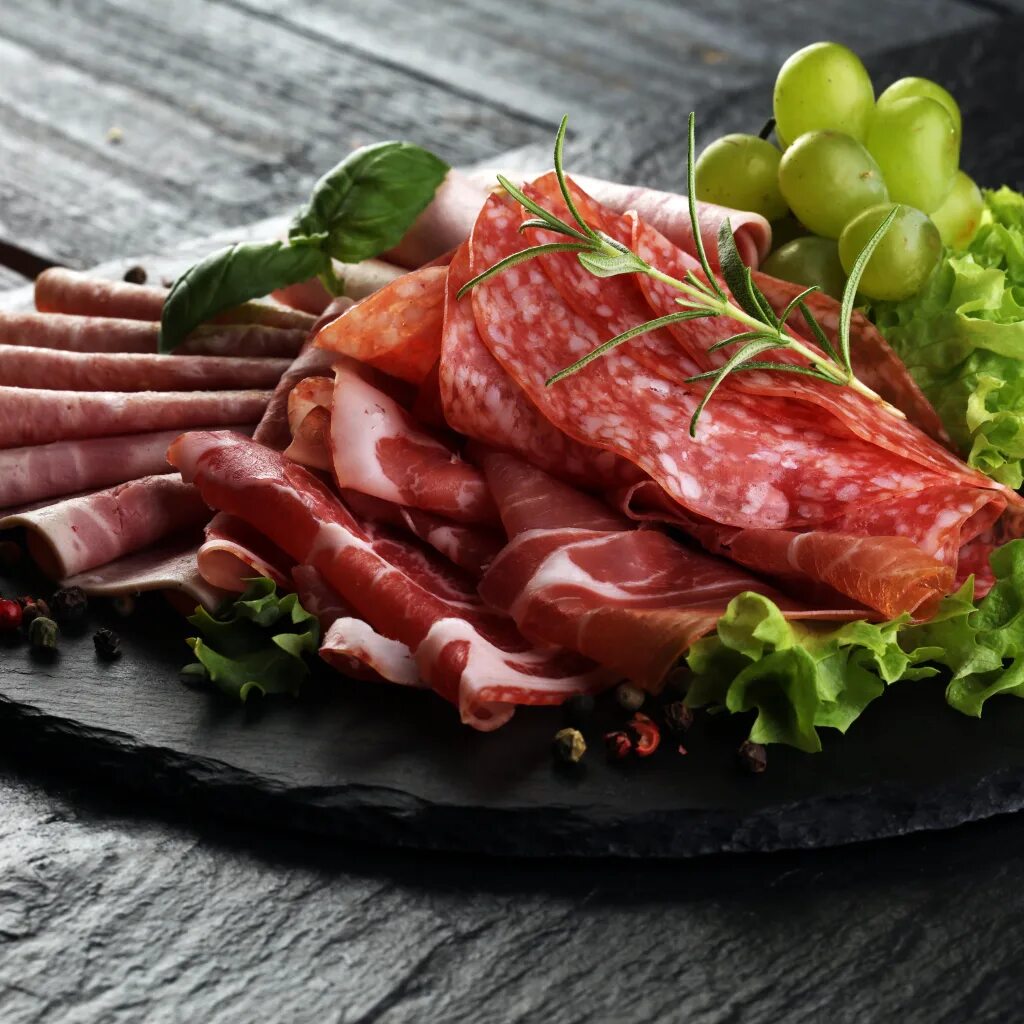 Простые деликатесы. Шикарный стол с едой. Итальянский букет и вяленые томаты. Тапас с пастрами. Итальянские мясные деликатесы.