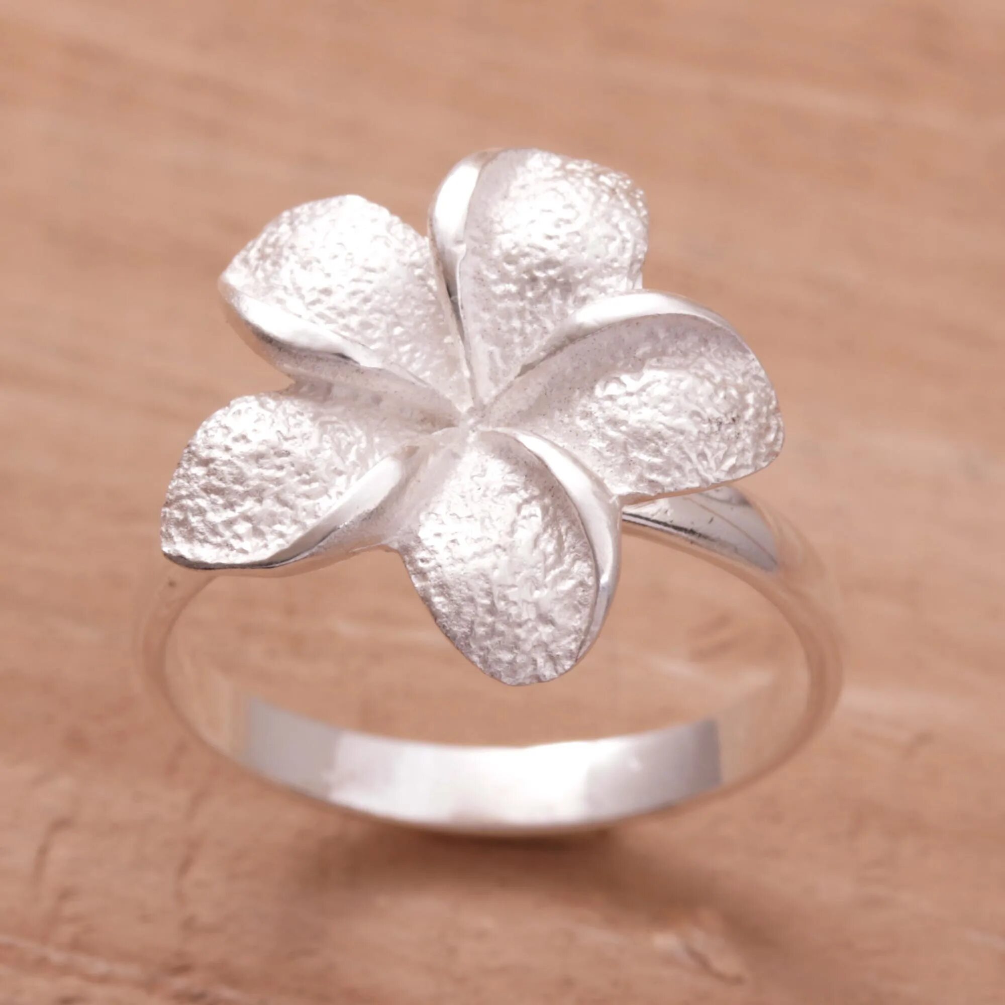 Цветочное кольцо 1. Серебряное кольцо цветок. Кольцо цветок серебро. Kolso svetok. Кольцо с цветочками серебро.
