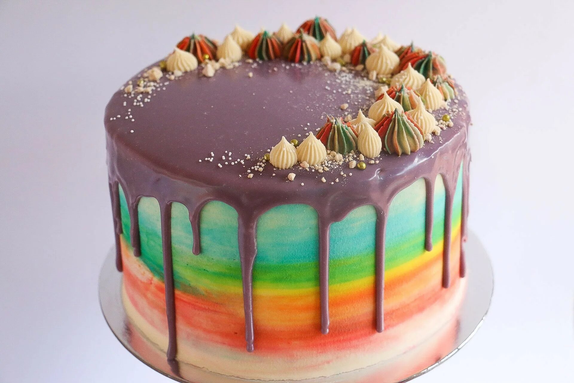 украшение торта шоколадной глазурью. торт покрытый шоколадом. торт политый шоколадной глазурью. полить торт шоколадом с подтеками. шоколадные подтеки на растительном масле.