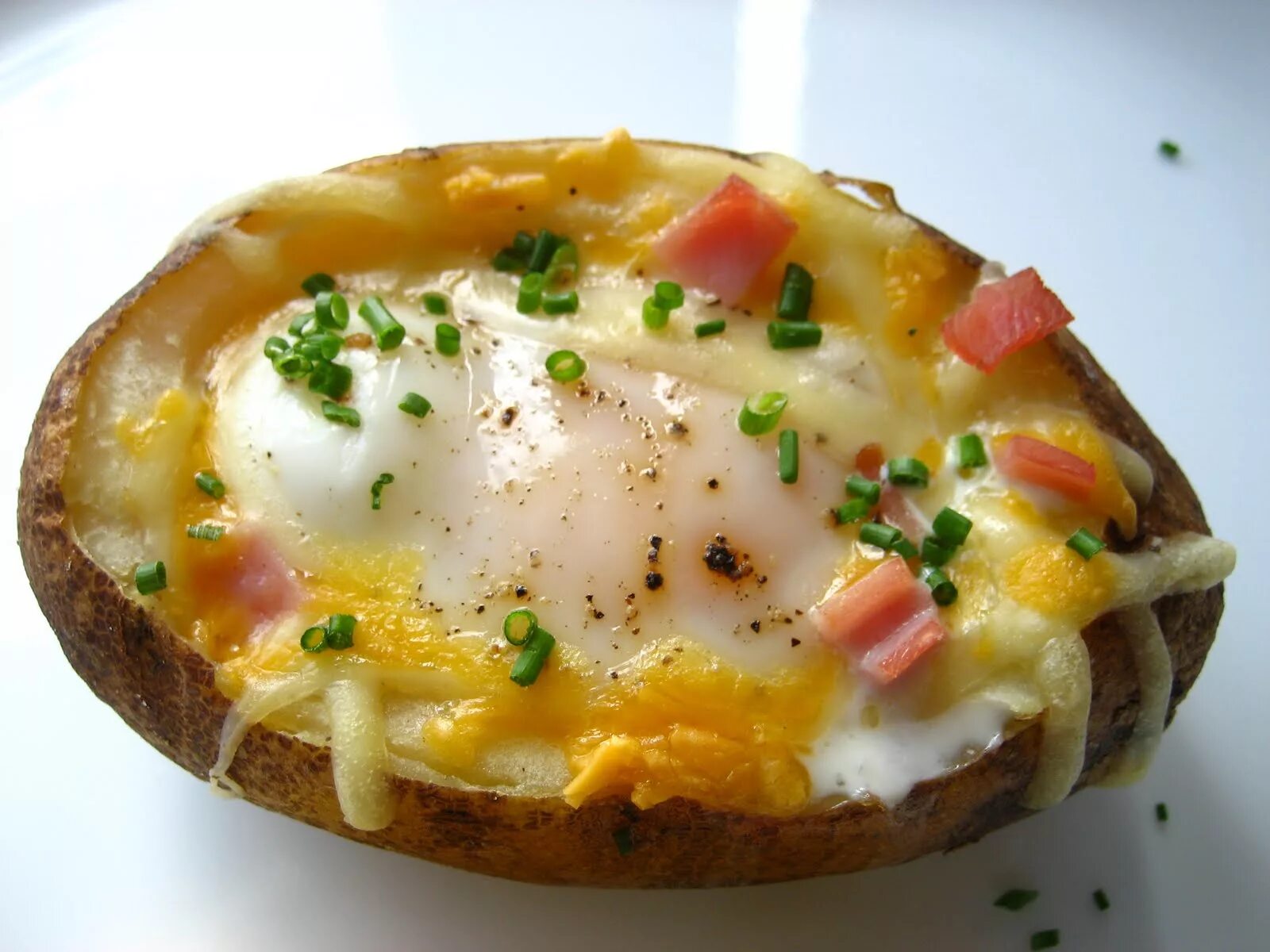 Запеченные яйца. Картофель запеченный с яйцом. Яйца в духовке. Картошка с яйцом в духовке. Яичница с картофелем.