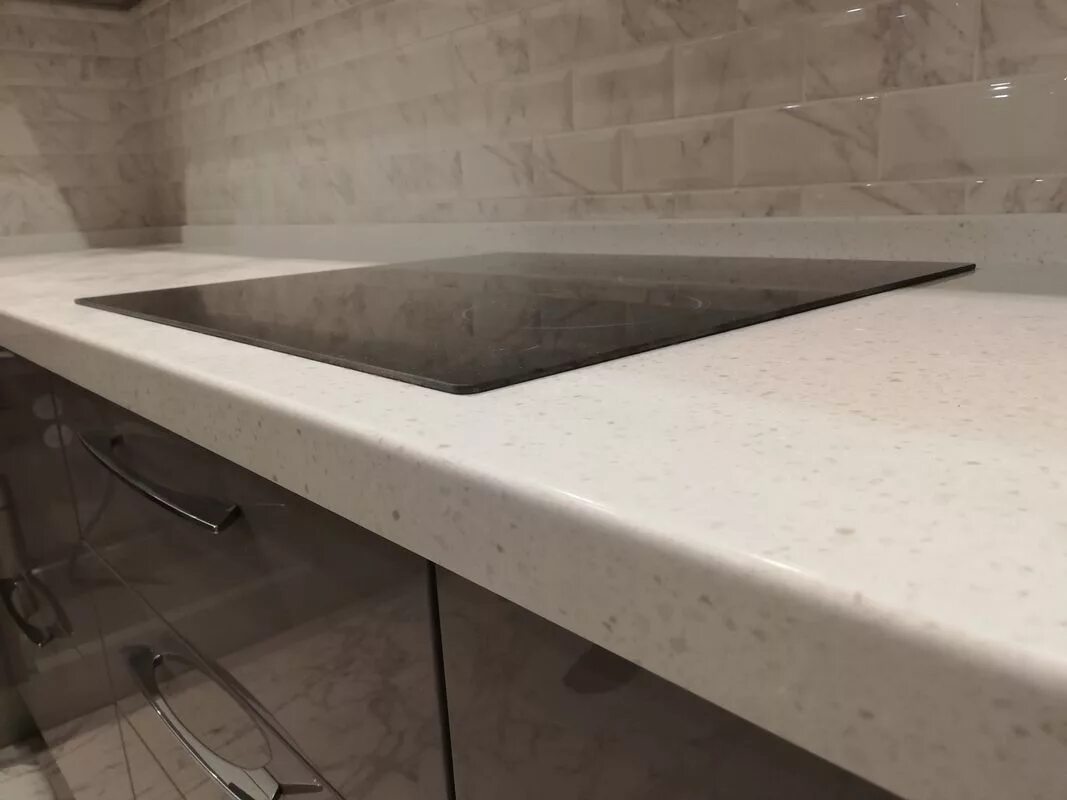 Столешница как ухаживать. Столешница как ухаживать. Пятна на столешнице. Губка для искусственного камня. Протереть столешницу на кухне.