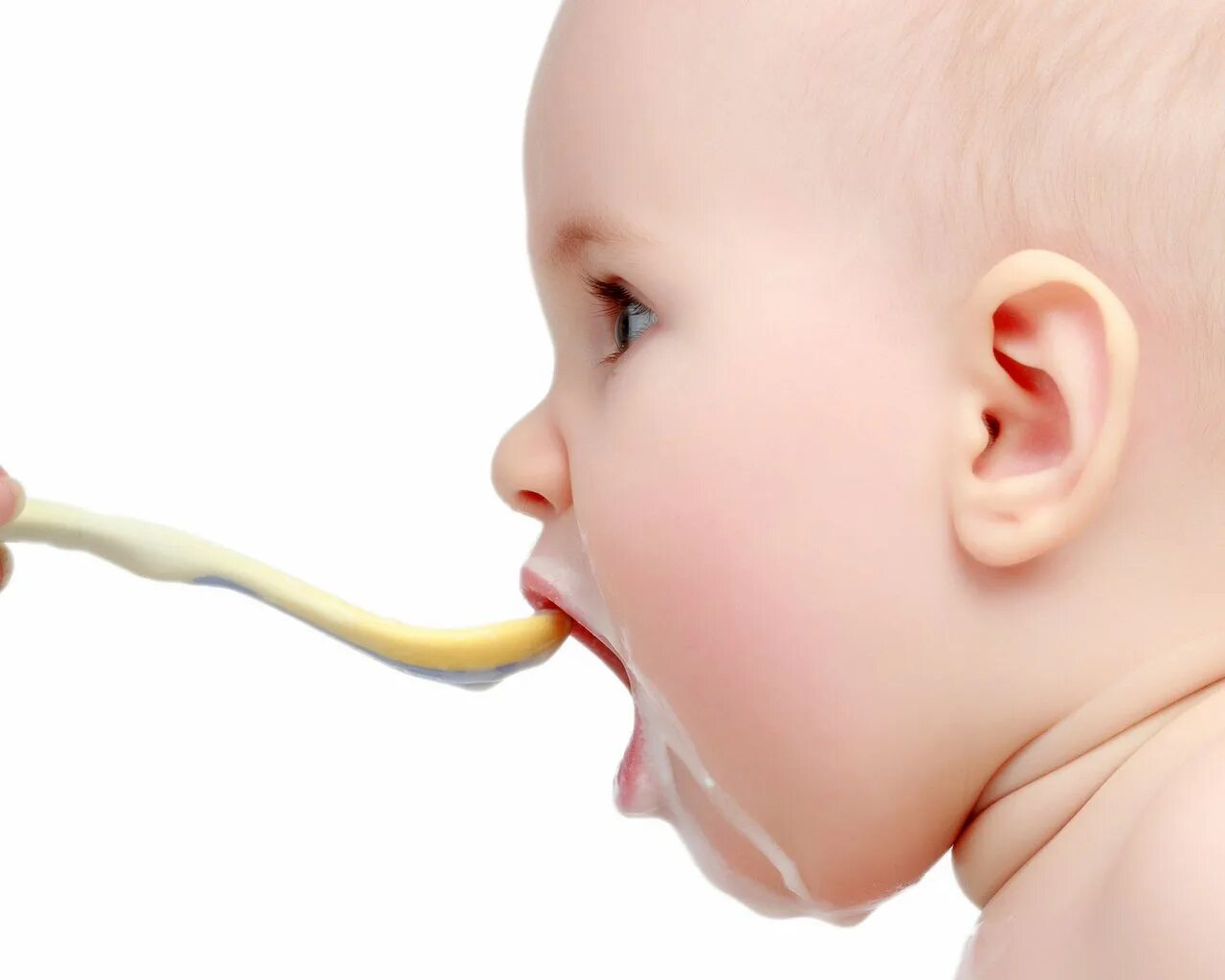Срыгивает через нос и рот. Ребенок пьет молоко.