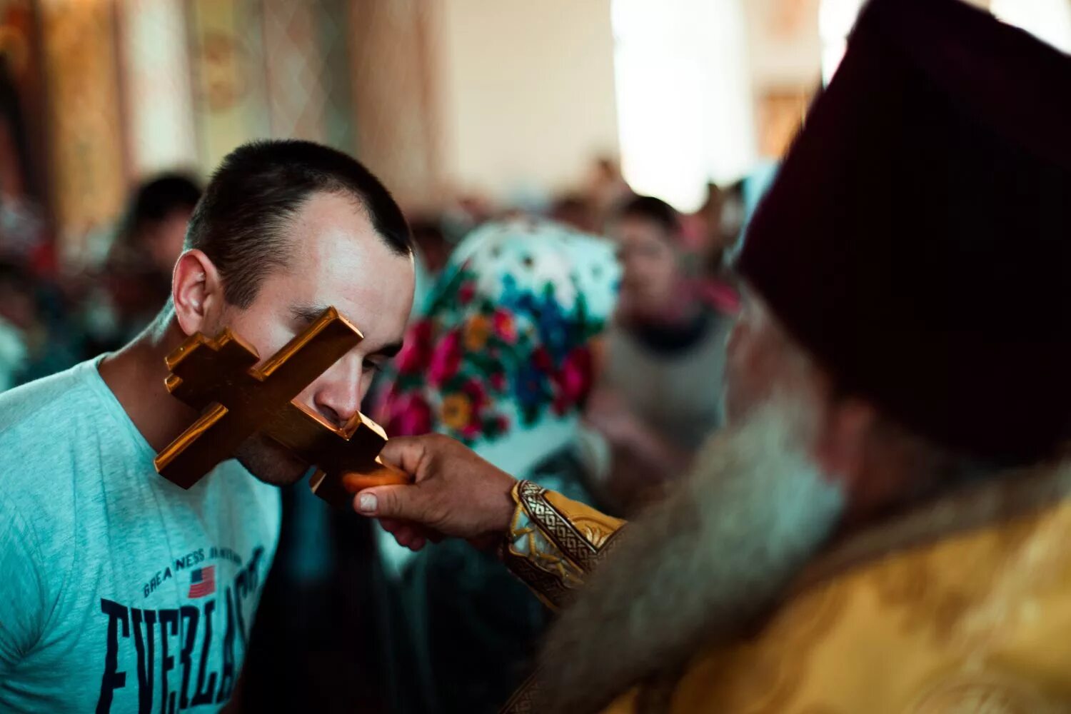 Православные люди. Священник. Мужчина в православном храме. Мужчина молится в храме.