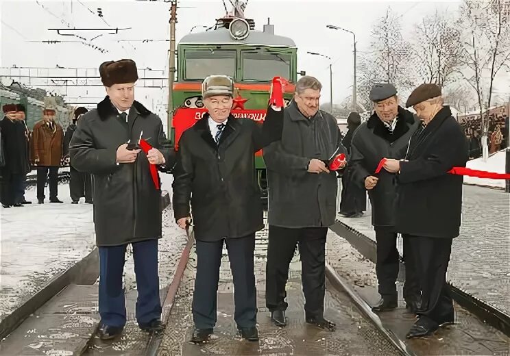 Локомотивное депо Валуйки. Начальник депо на ст.Саянская. Тепловозы депо Валуйки. Сотрудники РЖД В круглом поле.