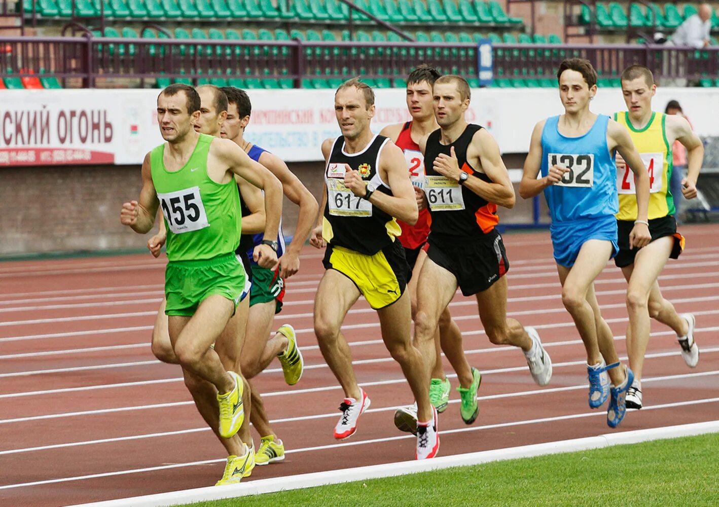 Бегун спортсмен бежит. Спортивные соревнования. Легкая атлетика бег. Легкая атлетика соревнования. Спортсмены бегуны.