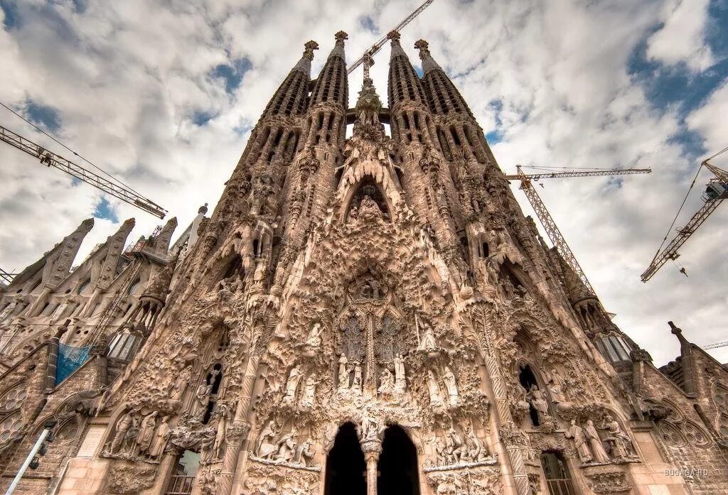 антонио гауди модерн храм святого семейства. собор саграда фамилия в барселоне. храм святого семейства близко. саграда фамилия достроена. саграда фамилия стиль.