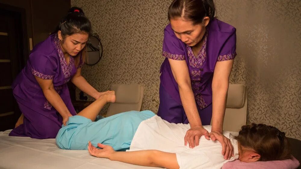 Traditional massage parlor. Королевский тайский массаж в 4 руки. Тайский массаж в 4 руки. Спа в 4 руки. Санаторий Ува тайские Массажио.