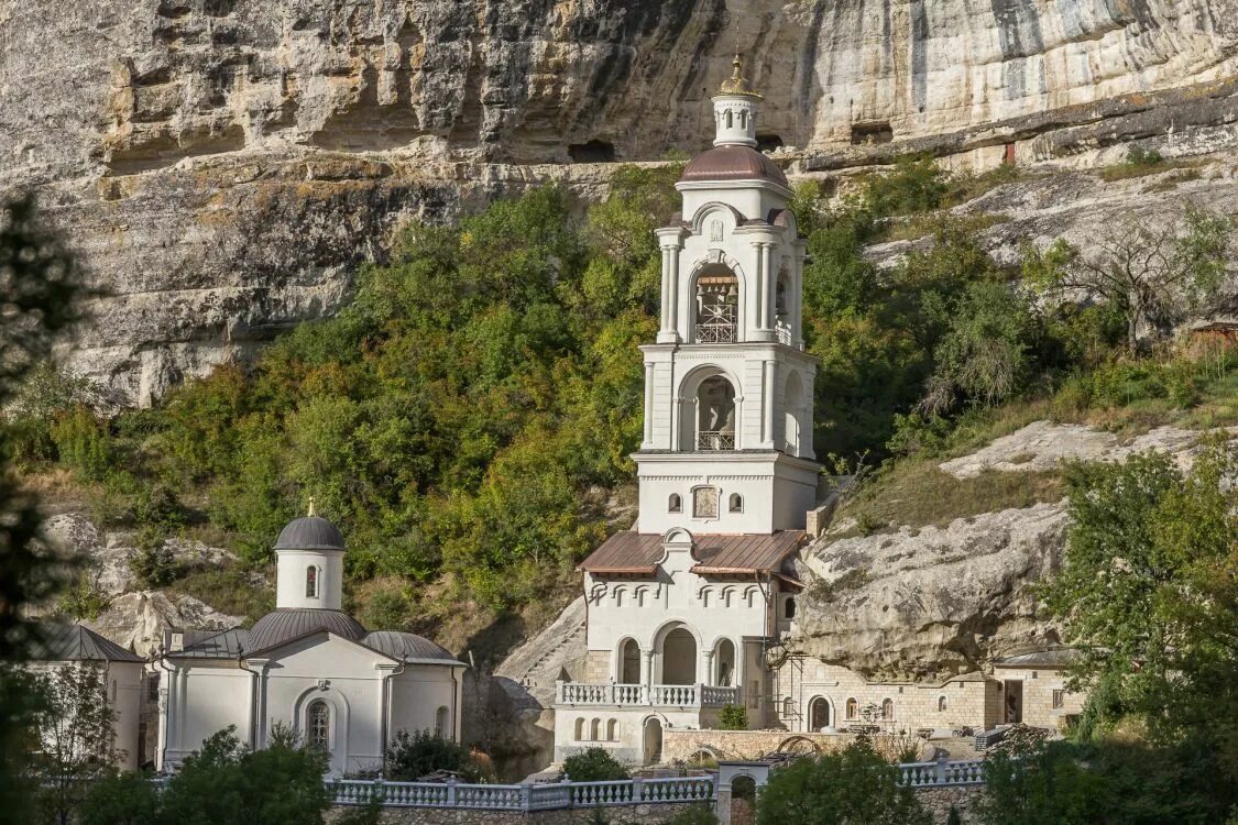 Храм на крымского. Бахчисарай георгиевская церковь. бахчисарай монастырь колокольня. бахчисарай храм георгия победоносца. свято-георгиевский монастырь бахчисарай гора.