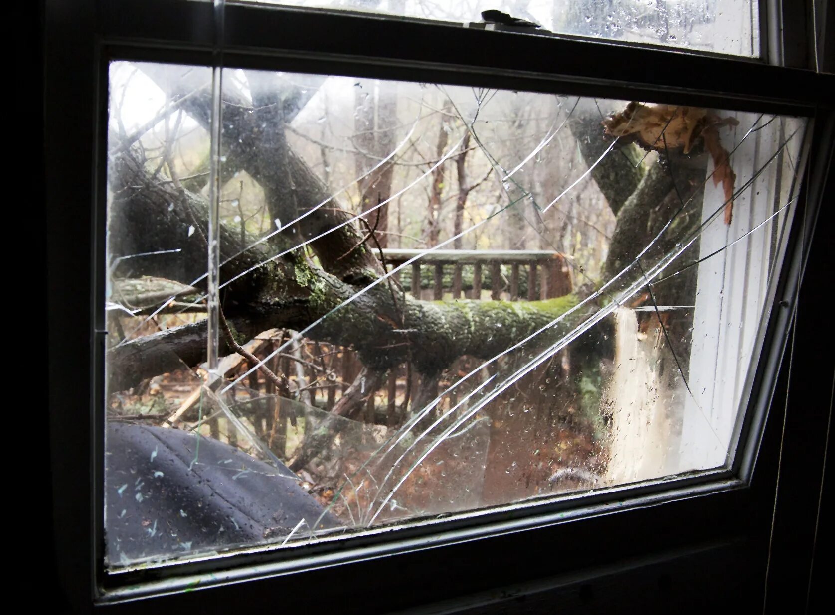 Разбитое окно. Разбитые стекла в здании. Разбитые панорамные окна. Разбитое окно. Стекло окно.
