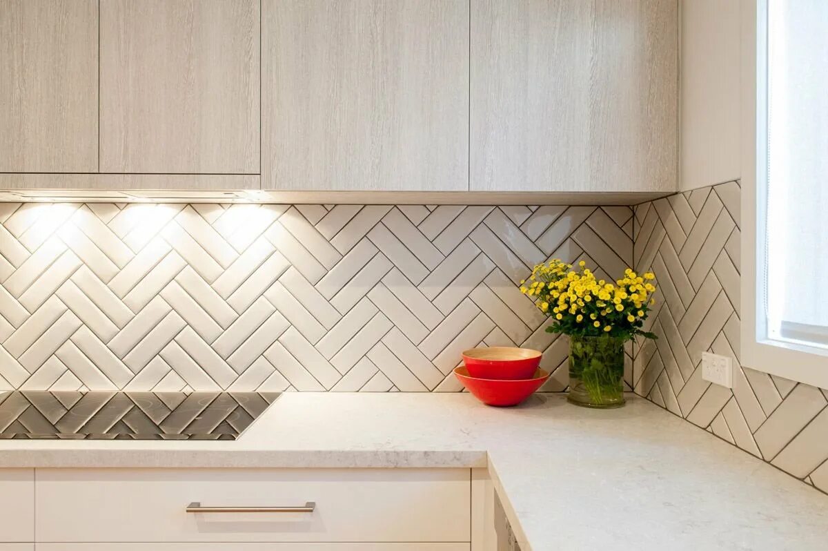 Кабанчик елочкой на фартук. Metrotiles 10х20. Плитка елочкой керама марацци. Плитка кабанчик kerama marazzi. Плитка absolut keramika monocolor.