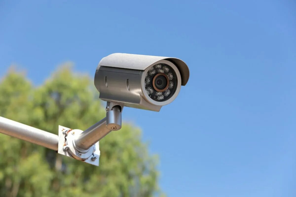 Камера видеонаблюдения. Камера видеонаблюдения уличная. Система уличного видеонаблюдения. Камера наблюдения на доме.
