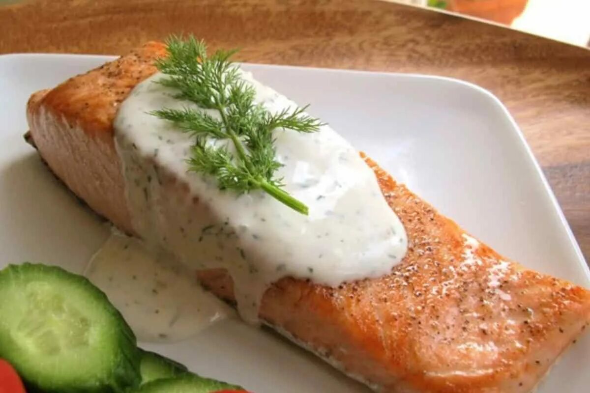 горбуша в сливочном соусе. соус для рыбы. горбуша под сливочным соусом. рыба в сливочном соусе. лосось под соусом дор блю.