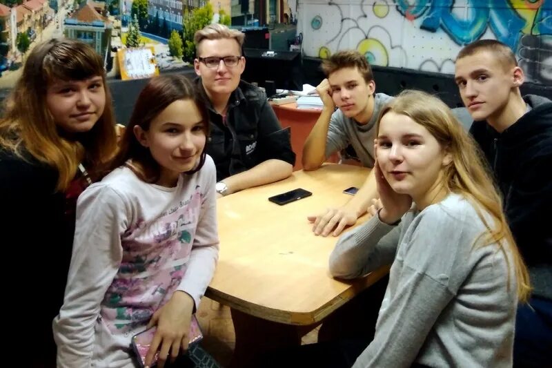 В клубе подросток работает