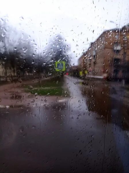Сейчас будет идти дождь. Дождь в городе. дождь пасмурно. плохая погода. пасмурная погода.