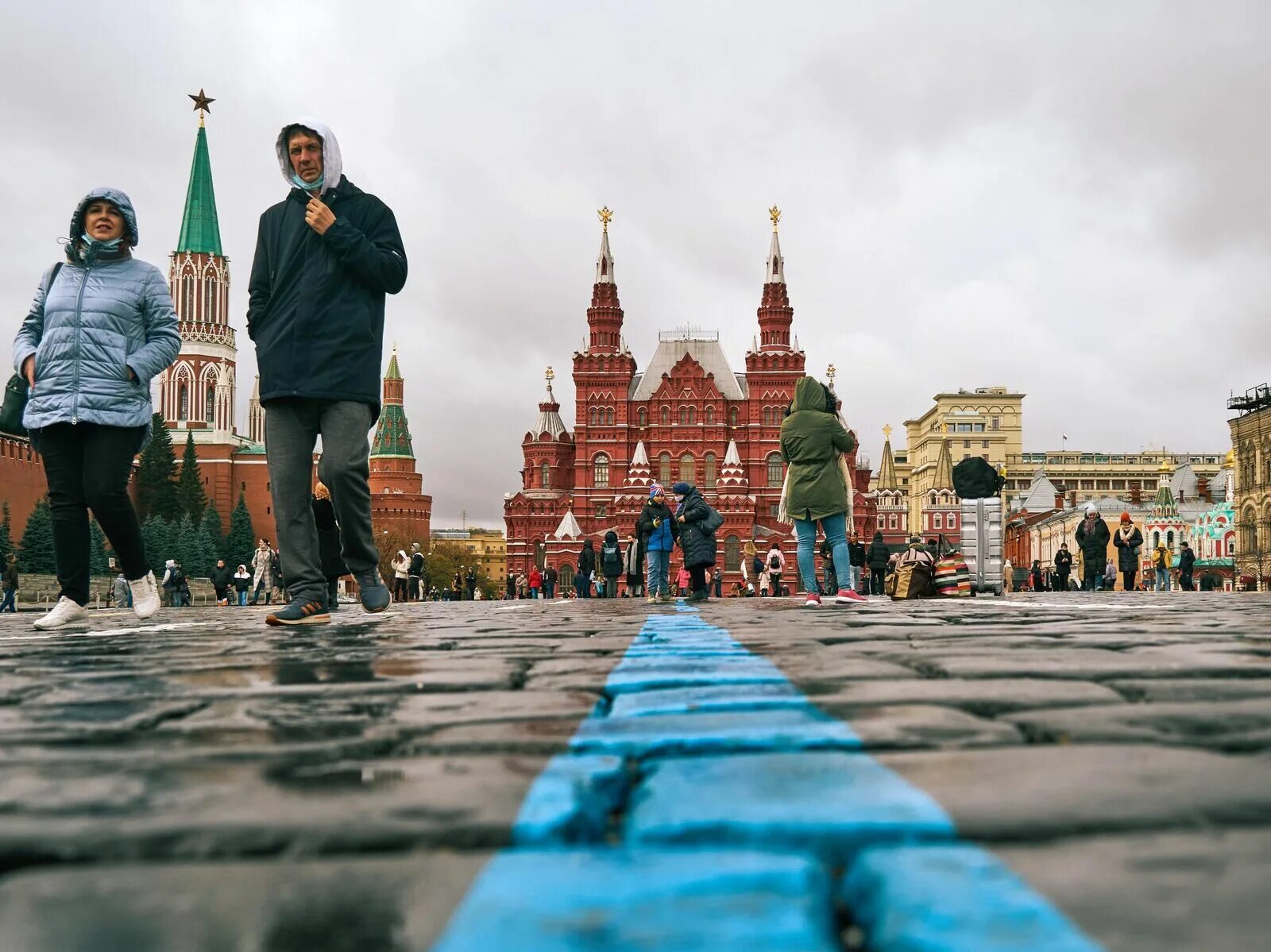 На красной площади собрались. Красная площадь. москва красная площадь люди. туристы на красной площади. туризм в москве.