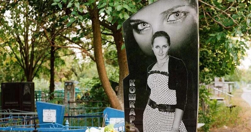 Могилы криминальных авторитетов 90-х. Девушки криминальных авторитетов. Девушки криминальных авторитетов. Надгробия криминальных авторитетов 90-х. Александра петрова мисс россия 1996 могила.