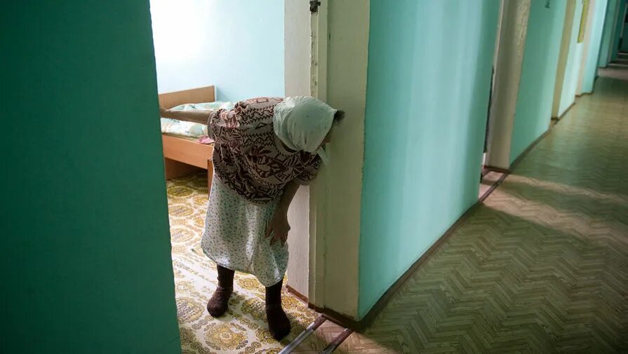 Женщина в интернате. Бабушка в доме престарелых. Пансионат для пожилых в Уфе. Дом престарелых ужасные условия. Санитарка в интернат