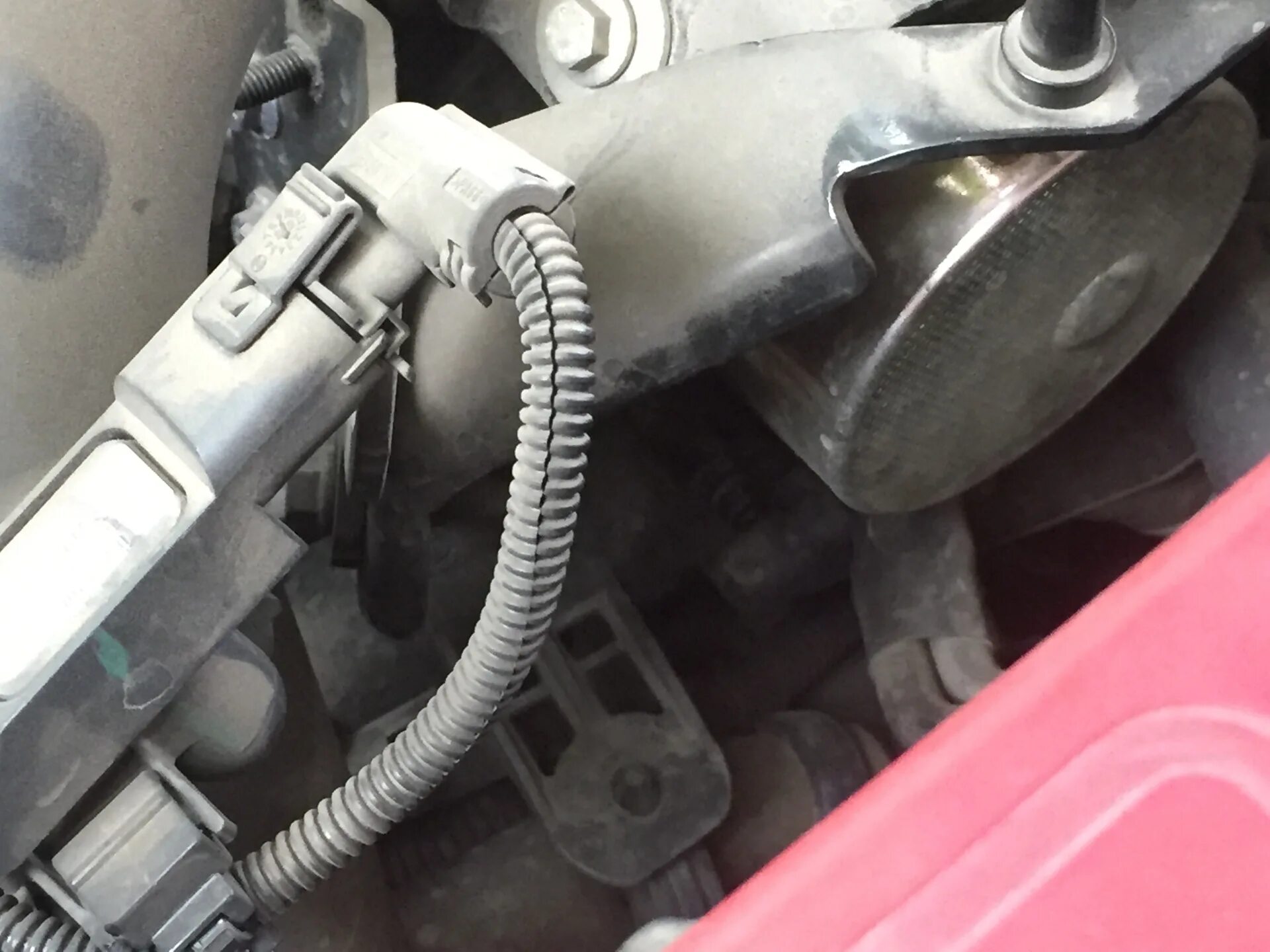 Рено меган 2 сливная пробка антифриза. Megane 3 антифриз штуцер. Рено меган 2 слив антифриза с блока. Болт слива антифриз рено меган 2. Замена антифриза рено меган 2.