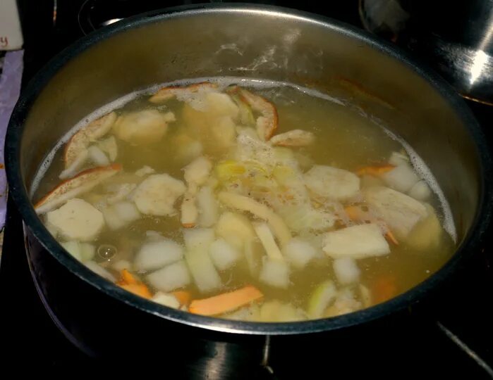 Вареный лук можно есть. Вареный лук. Вареный лук в супе. Вареная луковица. Вареный лук в супе уха.