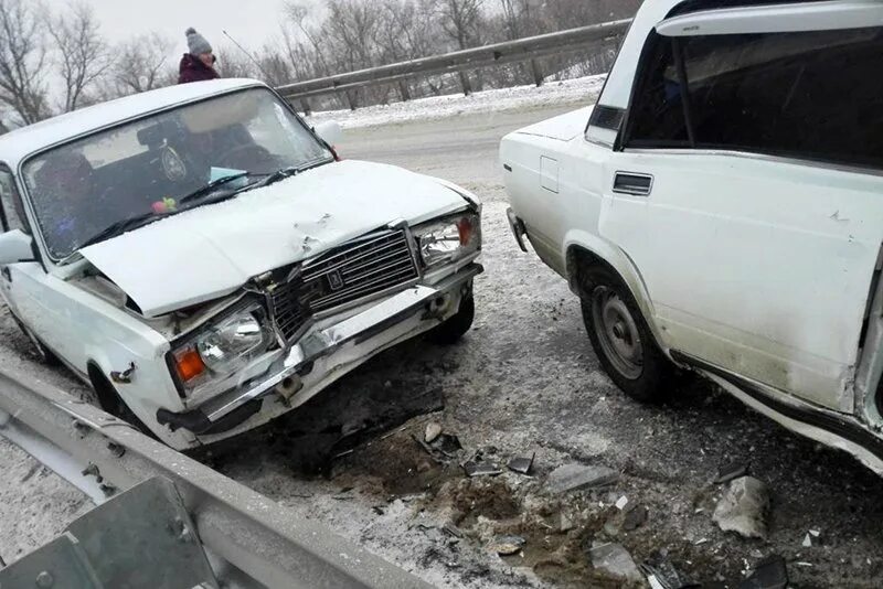 Разбитый ВАЗ 2107 зимой. ВАЗ 2107 после аварии белая. Битая ВАЗ 2107 белая зимой. Разбитая Жигули 2107. Разбил семерку