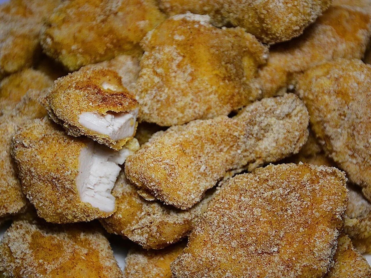 Как сделать домашние куриные наггетсы. Куриные наггетсы в духовке. наггетсы из курицы в духовке. приготовить наггетсы в домашних условиях. нагенцы 1.