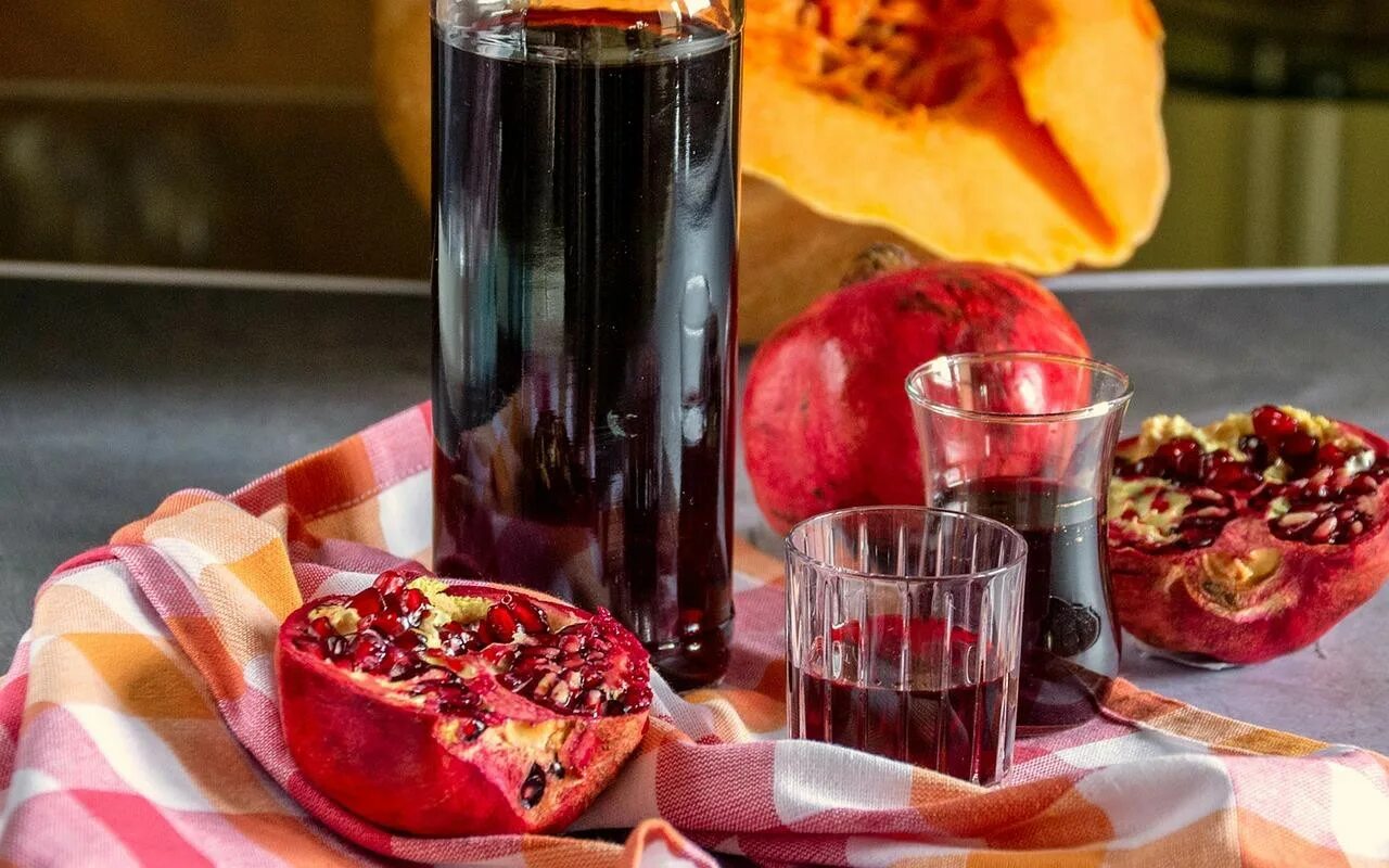 Можно ли гранатовый сок при давлении. Гранатовый сок. pomegranate напиток. свежевыжатый гранатовый сок. пить гранатовый сок.