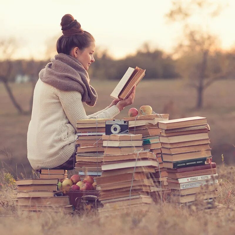 Девушка с книгой. Книга для девочек. Чтение книг. Девушка с книгой зимой.