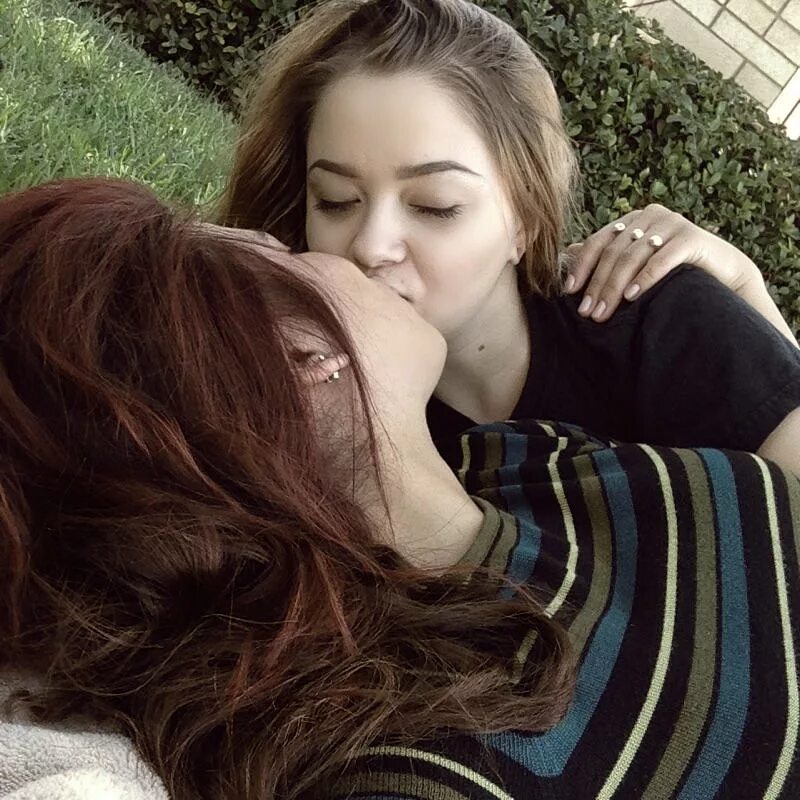 Lesbian подруга. Поцелуй девушек. Девушки целуются. Поцелуй девушки с девушкой. Поцелуй двух девочек.