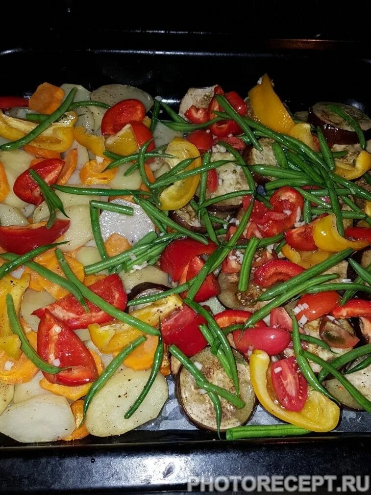 Овощи в духовке. Картошка с овощами в духовке. Овощи на противне в духовке. Овощи запеченные в духовке на противне. Запечь овощи в духовке кабачки перец