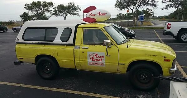 Pizza planet truck. Eggman movers грузовик. Toyota hilux pizza planet. Toy story планета пицца. Pizza planet delivery truck.