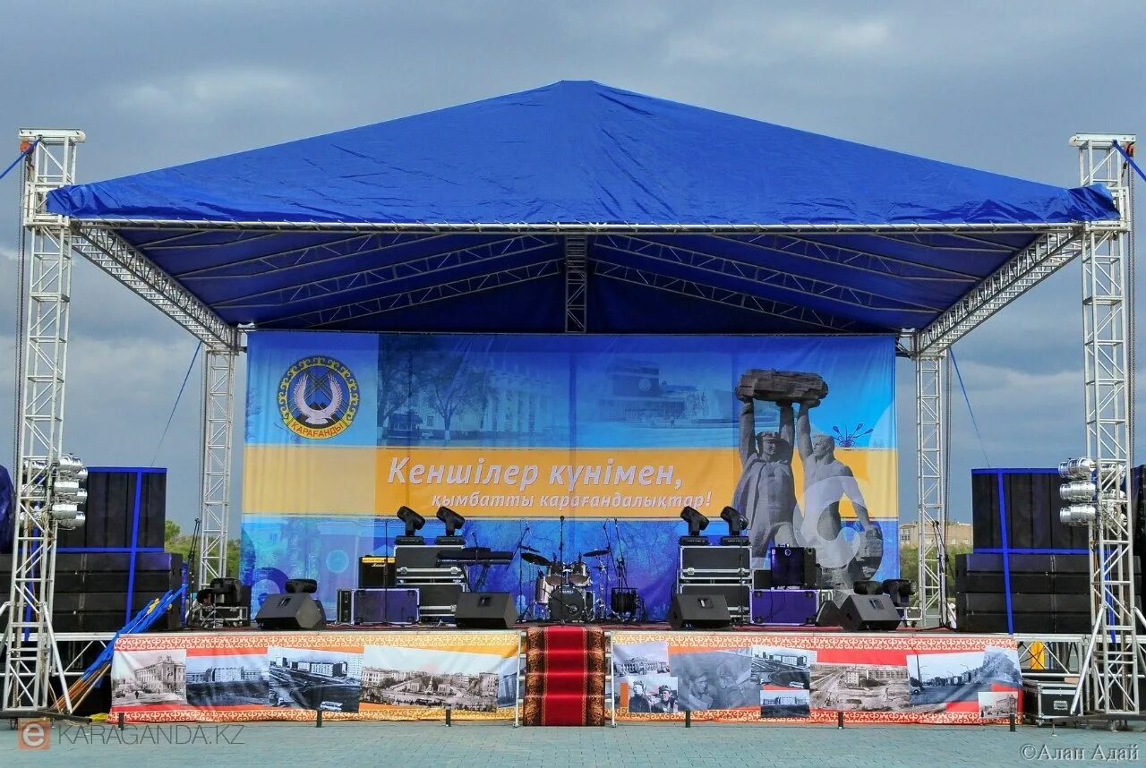 зеленый театр вднх. сцена город. сцена на улице праздник. украшение сцены ко дню города. современные театральные декорации.