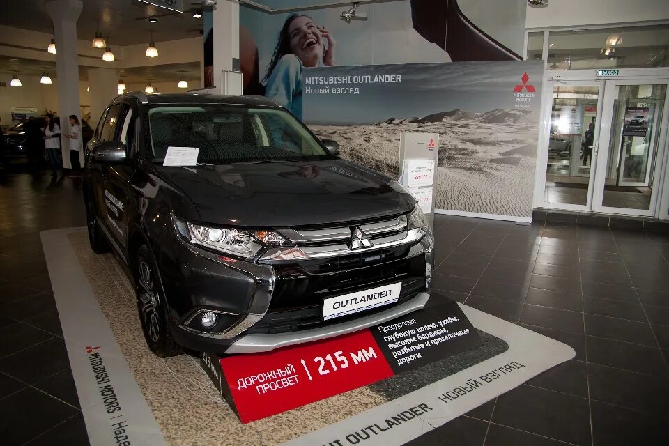 Купить новую митсубиси спб. Mitsubishi Outlander в автосалоне. Митсубиси Аутлендер в автосалоне. Mitsubishi Outlander дилер. Мицубиси Аутлендер автосалон.