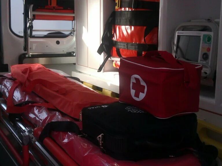машина скорой помощи ночью. еду на скорой помощи. машина скорой внутри. в скорой помощи ночью. девушка лежит в скорой помощи.