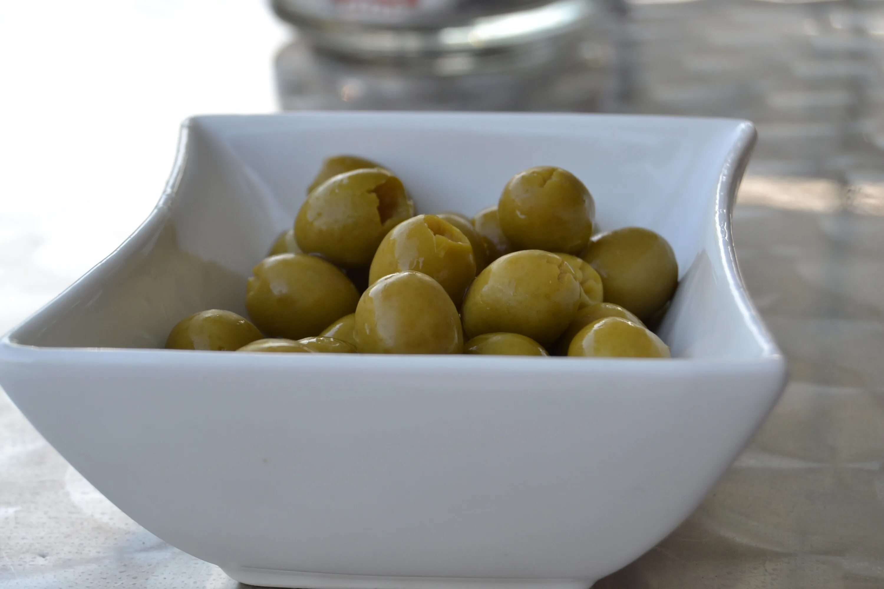 Маслины рассол. Оливки. Закуски с оливками. Закуска с маслинами. Оливки в масле фаршированные.