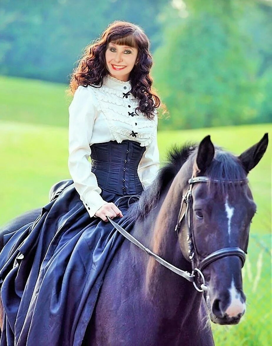 платья для конных прогулок. красивые казачки. фотосессия с лошадьми. девочка на лошади. барышня и лошадь.