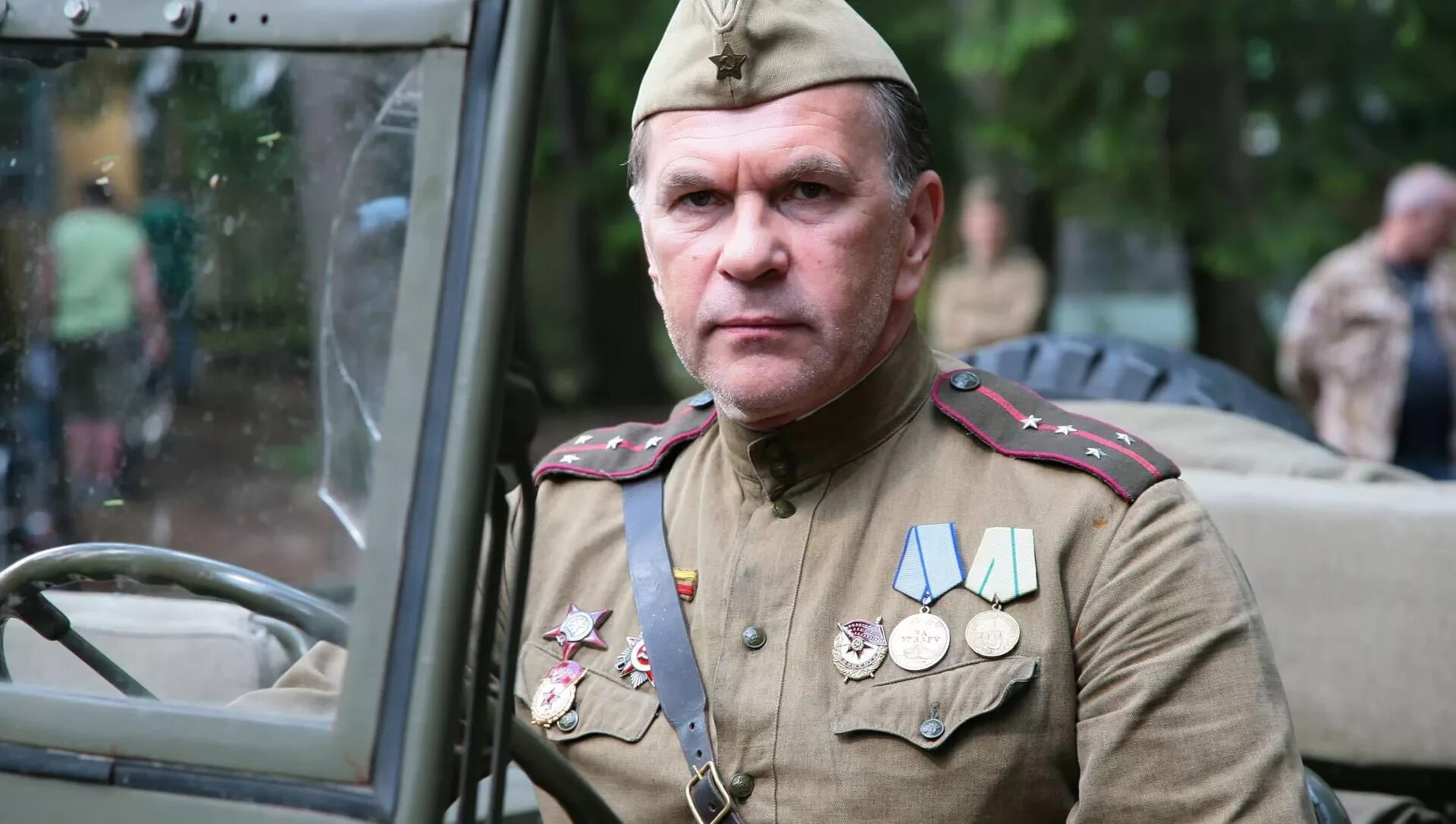 Поставь какую нибудь военную