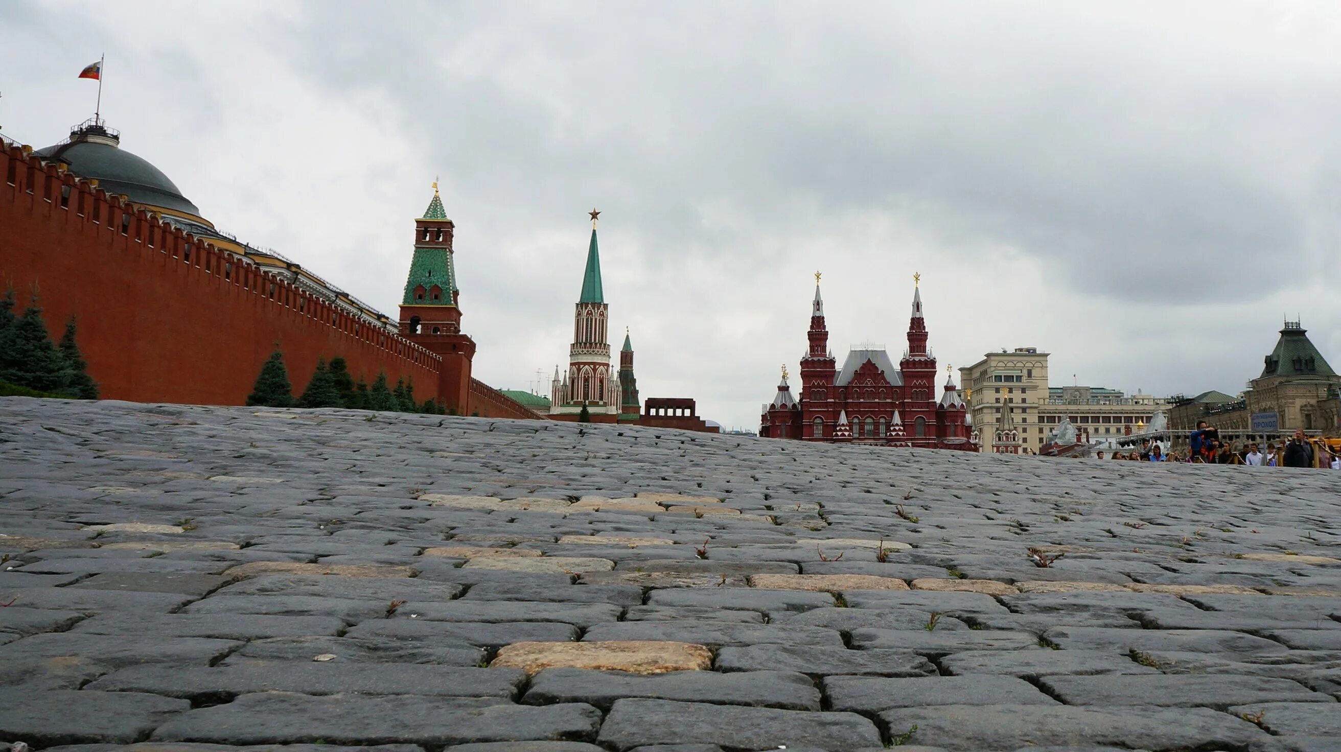 Кремль из какого камня. Гранитная брусчатка на красной площади. Гранитовая брусчатка на красной площади. Брусчатка Московского Кремля. Гранитная брусчатка на красной площади в Москве.