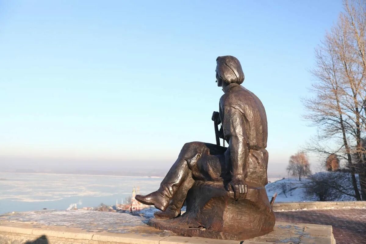 Памятник м.Горькому на набережной Федоровского (скульптор и.Шмагун). Скульптура городовой Нижний Новгород. Набережная Федоровского Нижний Новгород скульптуры. Скамейка на набережной Федоровского в Нижнем Новгороде. Купить памятник новгород