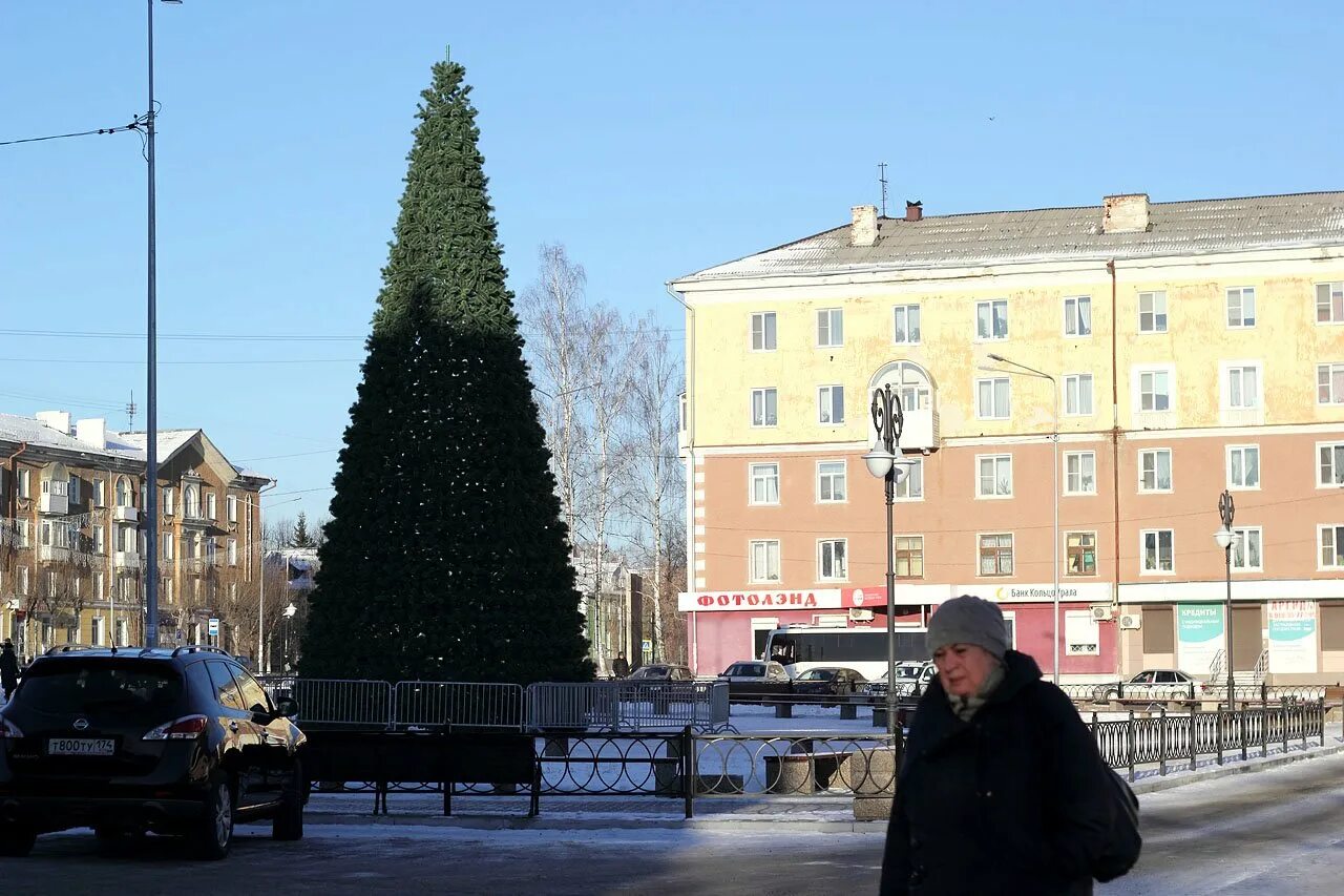 Площадь ревды. Площадь победы ревда. парк победы ревда. ревда елка. ревда новогодняя елка.