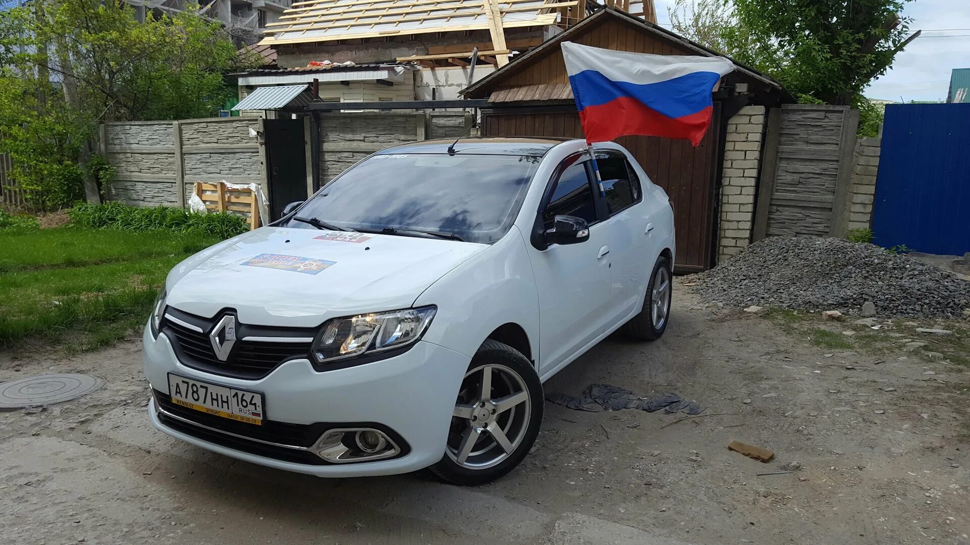 Логан 2 в пензе. Рено логан 2 на 17 дисках. рено логан 2 р17. рено логан 2 белый на литье. логан 2 r17.
