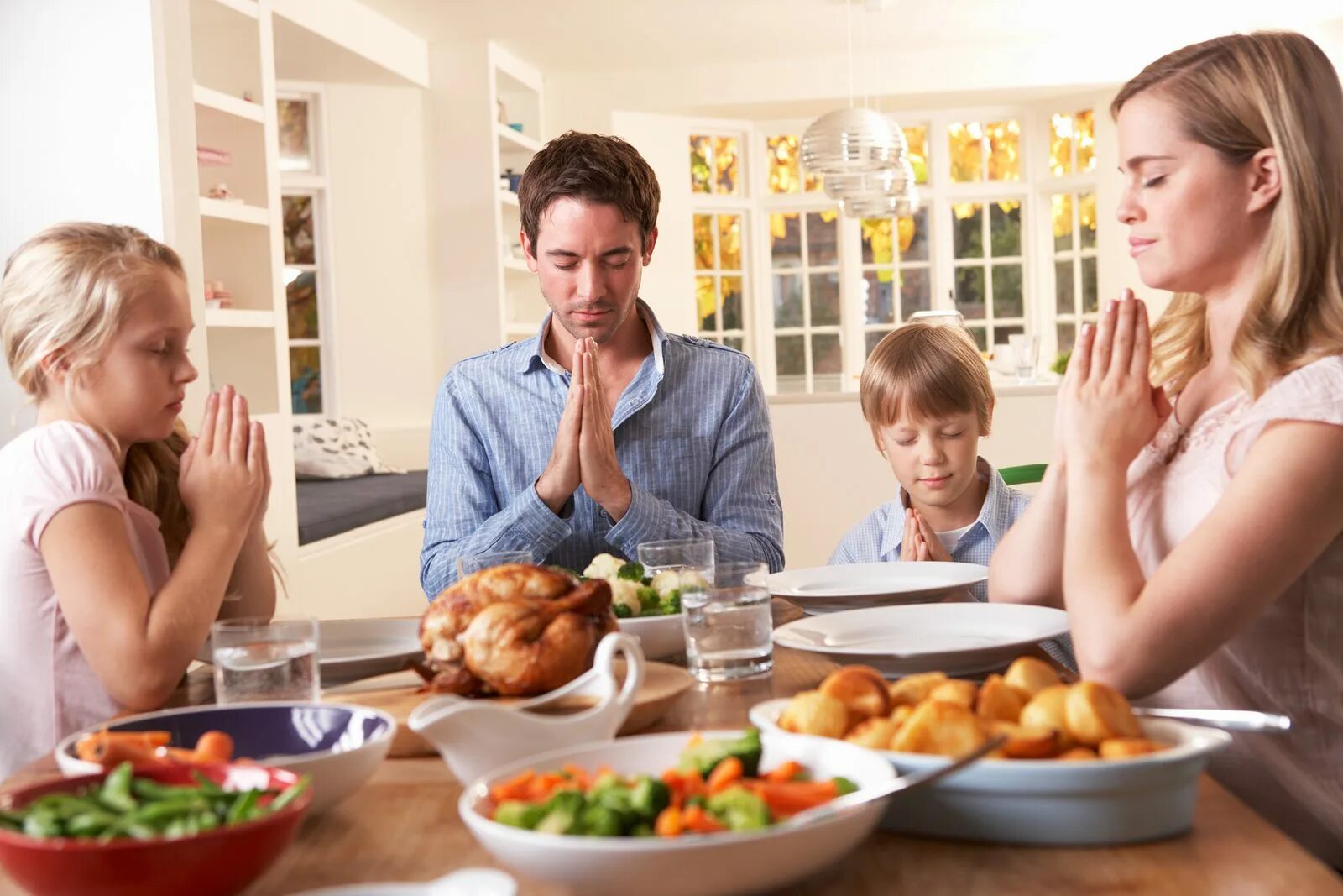 Семья за обеденным столом. Семья молится перед едой. Христианская семья за столом. Ужин для всей семьи. I having dinner now