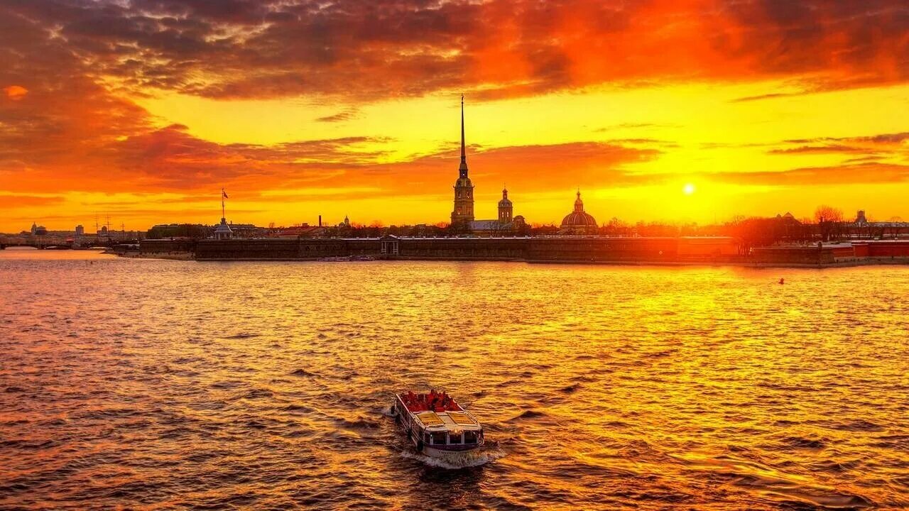 Today in the sky over St. Petersburg is a very beautiful sunset Мегаполис+ / Сан