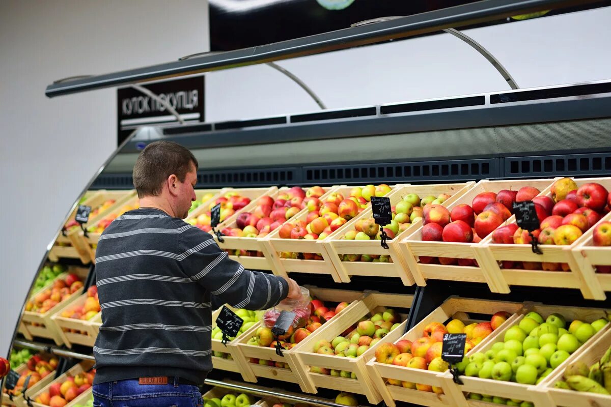 1 the new supermarket. Овощной прилавок. Прилавок с фруктами. Овощи на прилавке. Магазин овощи фрукты.